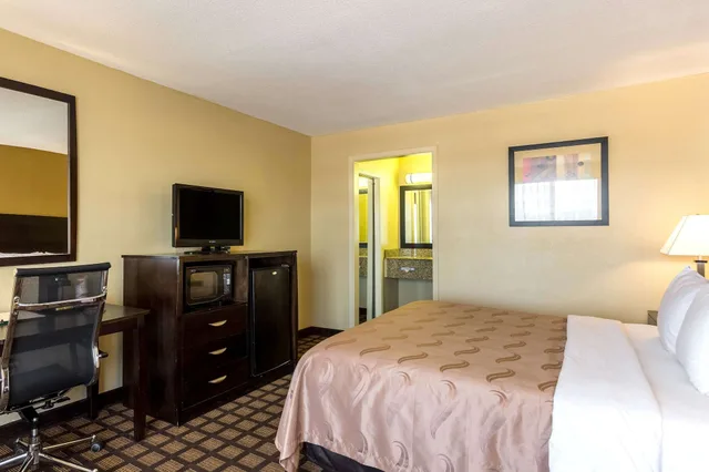 غرفة قياسية بسرير كينج للمدخنين، Quality Inn and Suites Baton Rouge West Port Allen 6/9