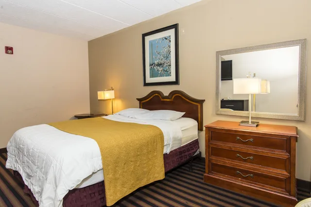 غرفة قياسية بسرير كوين، Garden Inn 2/3