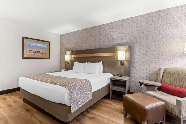 غرفة بسرير كينج بحوض استحمام لذوي الإعاقة، Best Western Moriarty Heritage Inn 1/4