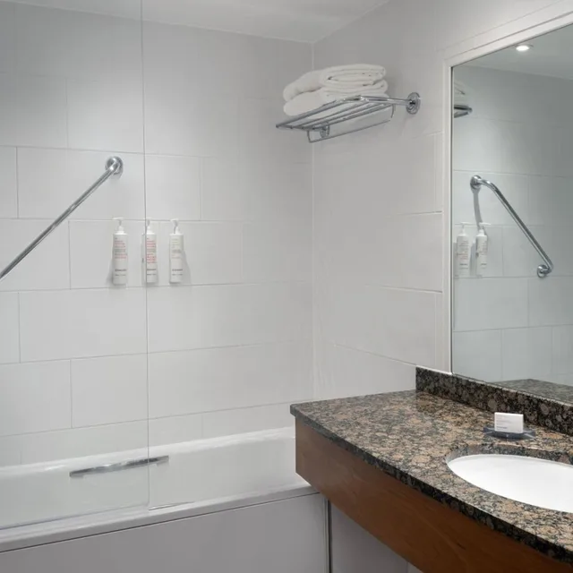 جناح بسرير كينج بإطلالة على الحديقة بغرفة نوم واحدة مع أريكة، Delta Hotels by Marriott Swindon 7/7