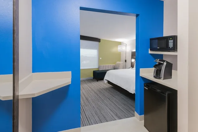 Standard, King Bed, Extra Floor Space، Holiday Inn Express & Suites Sugar Land SE - Missouri City 3/5