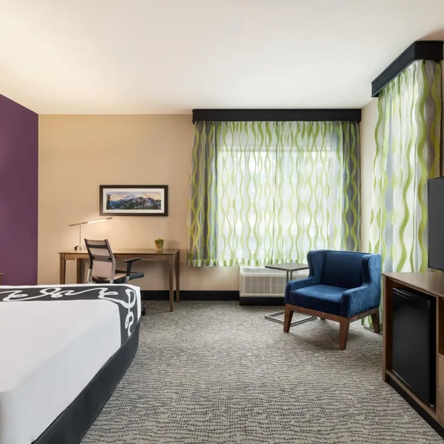 Room, King Bed, Kitchenette, Accessible, La Quinta Inn And Suites by Wyndham Burlington 4/8