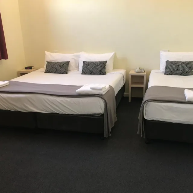 غرفة ثلاثية بسرير فردي، Miami Hotel Melbourne 1/5