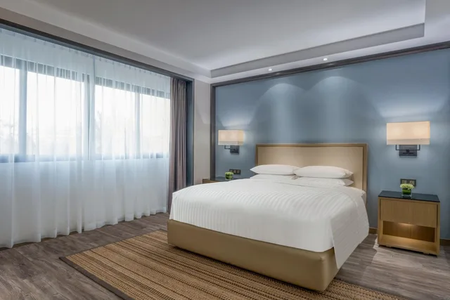 غرفة تنفيذية بسرير كينج بشرفة، COURTYARD BY MARRIOTT SIEM REAP RESORT 6/10