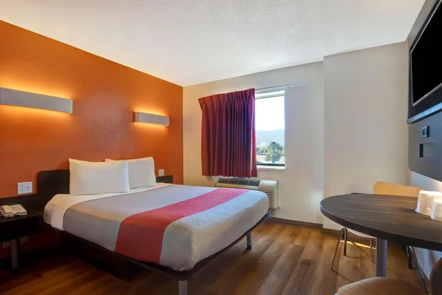 1 Queen Bed ADA/RI Shower، Motel6 Gilroy, CA 4/10