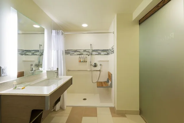 غرفة قياسية بسرير كينج لذوي الإعاقة، EVEN Hotel Norwalk 5/5
