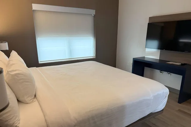 Upgrade, Suite, King Bed, Sofa، Comfort Inn & Suites Concord (Kannapolis) 5/10
