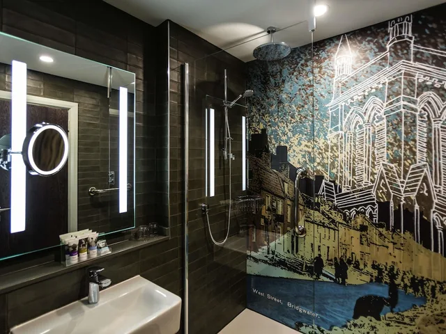 غرفة سوبيريور بسرير كينج بشرفة، Mercure Bridgwater Hotel 2/3