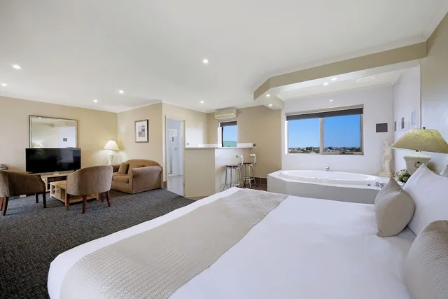 Spa, Premium, Suite, King Bed, Sofa، Comfort Inn On Raglan 2/10
