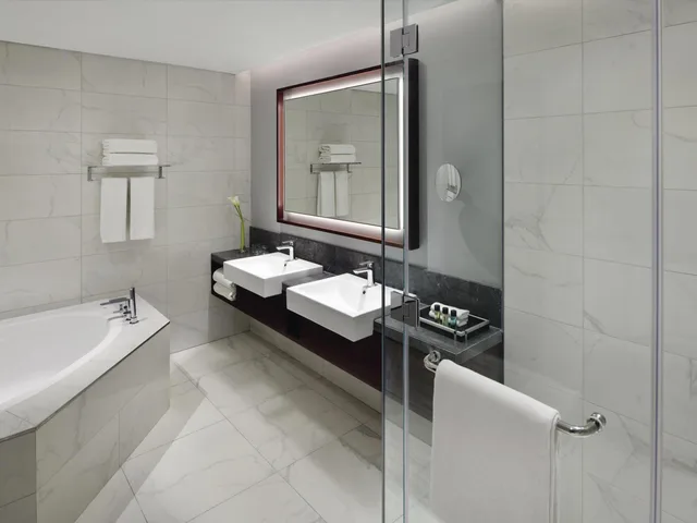جناح جونيور بسرير كينج، Movenpick Bur Dubai 1/2