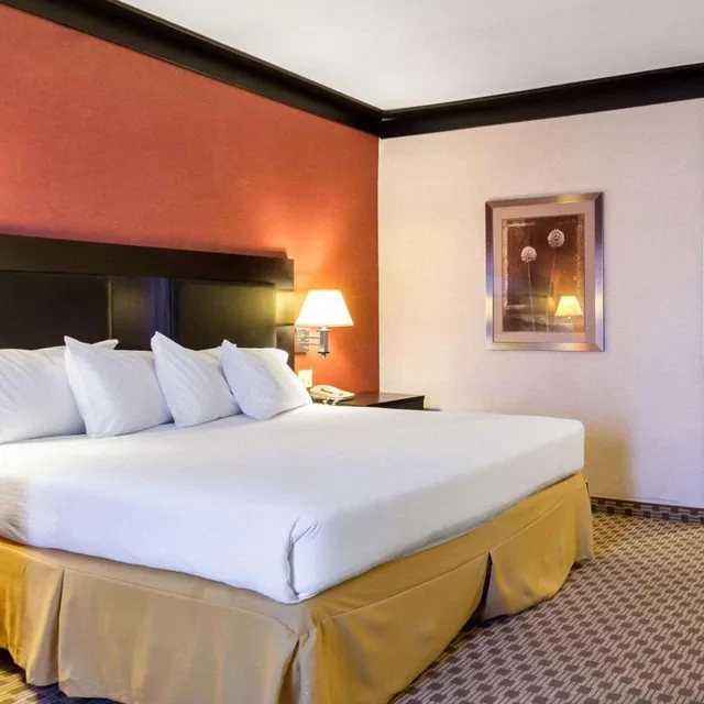 جناح بسرير كينج بحوض جاكوزي، Quality Inn & Suites Oakwood Village - Cleveland South 1/10