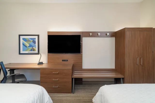 Standard, 2 Queen Beds, Extra Floor Space، Holiday Inn Express Hotel Suites Talladega 2/4