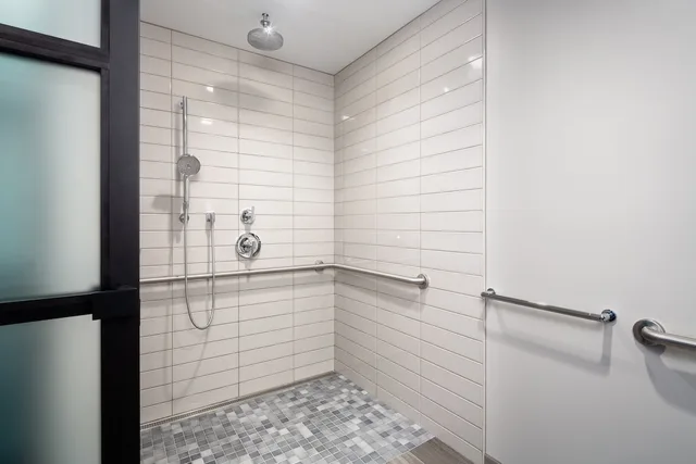 جناح بسريرين كينج، The Windsor Suites 6/6