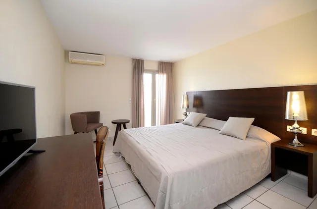 غرفة ثلاثية، Golden Beach Hotel 6/10