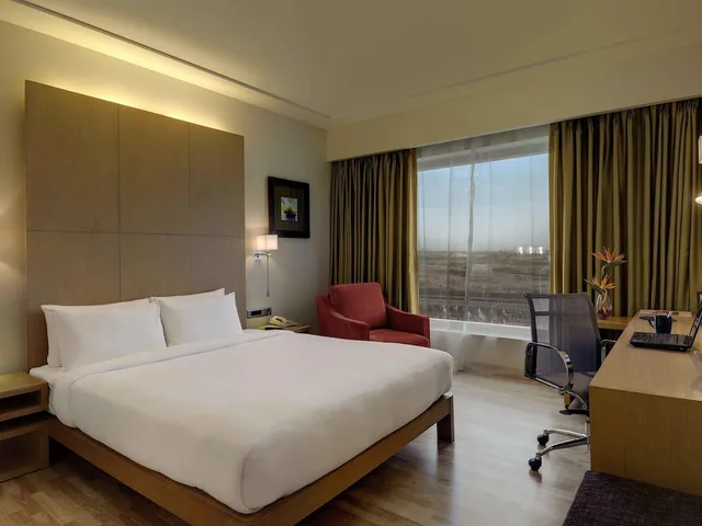 غرفة بريميير بسرير كينج مع دخول الصالة، NOVOTEL HYDERABAD AIRPORT 3/7