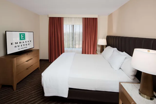 جناح بسرير كينج بشرفة، Embassy Suites by Hilton Phoenix Scottsdale 1/2