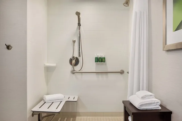 جناح بسرير كينج بشرفة بغرفة نوم واحدة مع أريكة، Courtyard Marriott Greenville 3/6