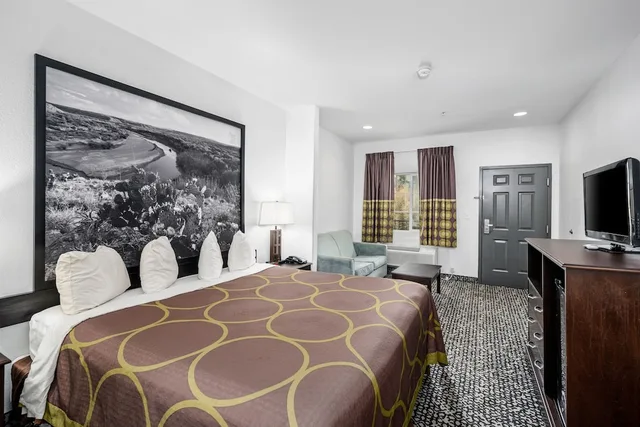 غرفة بسرير كينج لذوي الإعاقة، Super 8 by Wyndham Mansfield LA 4/5