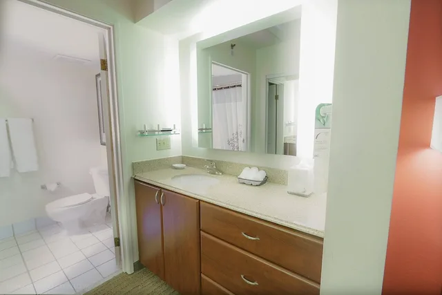 جناح بسرير كوين بغرفة نوم واحدة مع أريكة لذوي الإعاقة، Residence Inn by Marriott Fort Worth Alliance Airport 2/3
