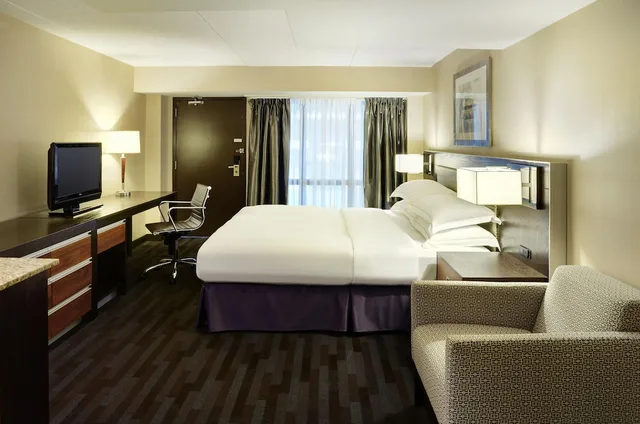 Room, King Bed, Pool Side, Direct Pool Access، Hilton Winnipeg Airport Suites 4/7