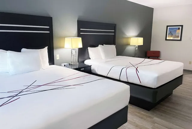 غرفة بسريرين كوين لذوي الإعاقة، La Quinta Inn & Suites by Wyndham Tulsa Midtown 1/2