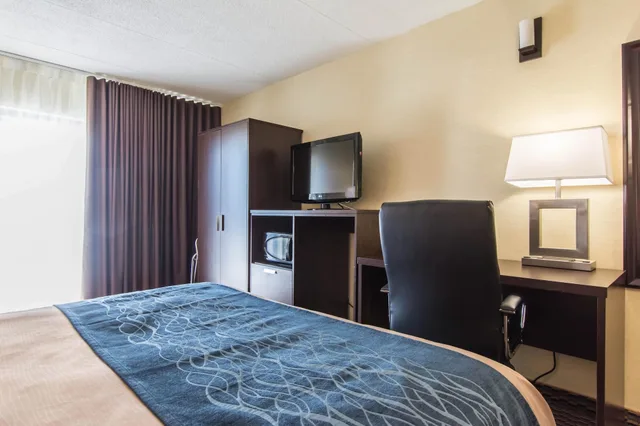 غرفة كومفورت بسرير كوين مع أريكة، Comfort Inn Trois-Rivieres 8/9