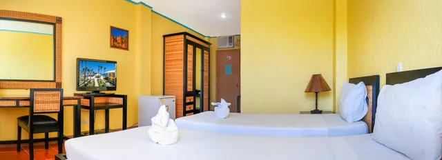 Deluxe, Queen Bed, Marlins Beach Resort 4/7