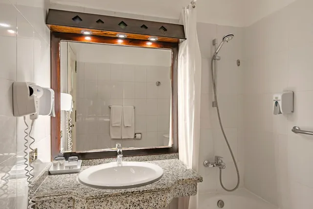 غرفة قياسية بسرير مزدوج بإطلالة على البحر، Arabella Azur Resort 6/7