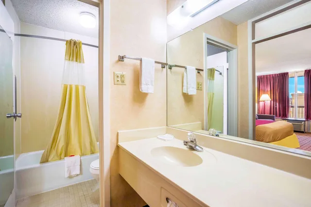 غرفة بسرير كوين، Econo Lodge Cave City 5/5