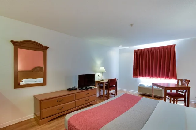 غرفة قياسية بسرير كينج، Motel6 Hinesville, GA 1/10