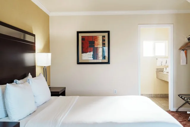 غرفة بسرير كينج للمدخنين لذوي الإعاقة، Quality Inn Ukiah, CA 3/7