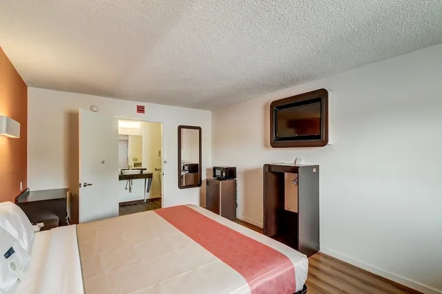 غرفة قياسية بسرير كينج لذوي الإعاقة، Motel6 Berea, KY 4/6