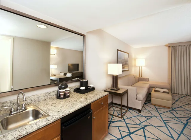 غرفة بسرير كينج بشرفة مع أريكة، Embassy Suites by Hilton Seattle Bellevue 6/6