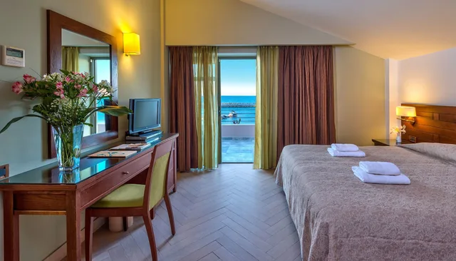 جناح جونيور بسريرين منفصلين مع أريكة بمسبح خاص، Porto Platanias Beach Resort & Spa 3/7