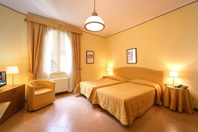 Room, Twin Beds, Albergo Reggio 2/5