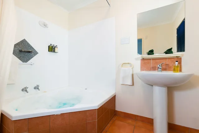 استوديو فاخر بسرير كوين وسرير فردي بحوض جاكوزي، Elliotts Kapiti Coast Motor Lodge 3/3