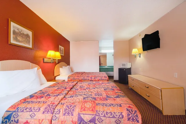غرفة بسرير كينج لغير المدخنين، Regency Inn Three Rivers I-37 1/10
