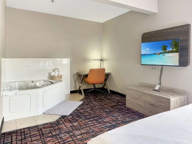 غرفة ديلوكس بسرير كينج مع أريكة بجاكوزي، Reston Inn & Suites 4/10