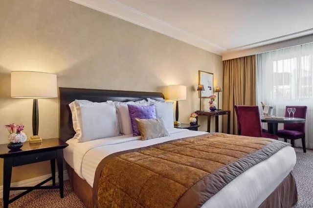 جناح جونيور بسرير كوين، Warwick Paris Champs-Elysees 1/5