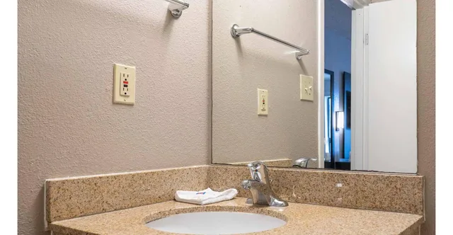غرفة بسرير كينج، Motel6 Branford, CT - New Haven 5/5