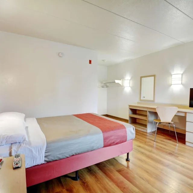 غرفة بسرير كوين للمدخنين، Motel6 Seekonk, MA - Providence East 4/8