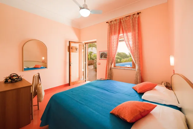 غرفة بسرير مزدوج بإطلالة على الحديقة، Hotel Villa Sirena 2/10