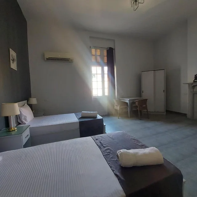 جناح جونيور عائلي، Gresham 2/7