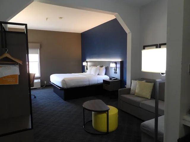Upgrade, Suite, 2 Queen Beds, Sofa, Accessible، Comfort Suites Crossville 7/9
