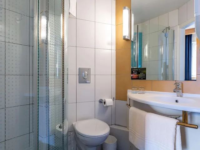 Family, 1 Double and 1 Single Bed, Ibis Kiev City Center 6/9