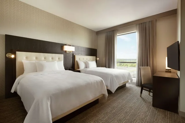 جناح بسريرين كوين مع أريكة لذوي الإعاقة، Embassy Suites by Hilton Syracuse Destiny USA 2/6