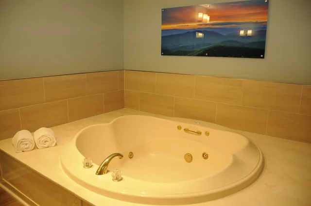 2 Bedrooms, Condo, Deluxe, Twin Beds, King Bed, Partial Kitchen, Sofa, Hot Tub, Kitchen، Massanutten Resort 6/7