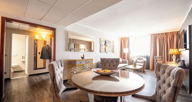 جناح، Plaza Hotel Darmstadt 3/5