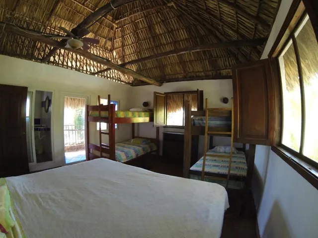 غرفة رباعية بسرير كينج وأسرّة بطابقين بإطلالة على البحر، Marbella Eco Lodge 2/4