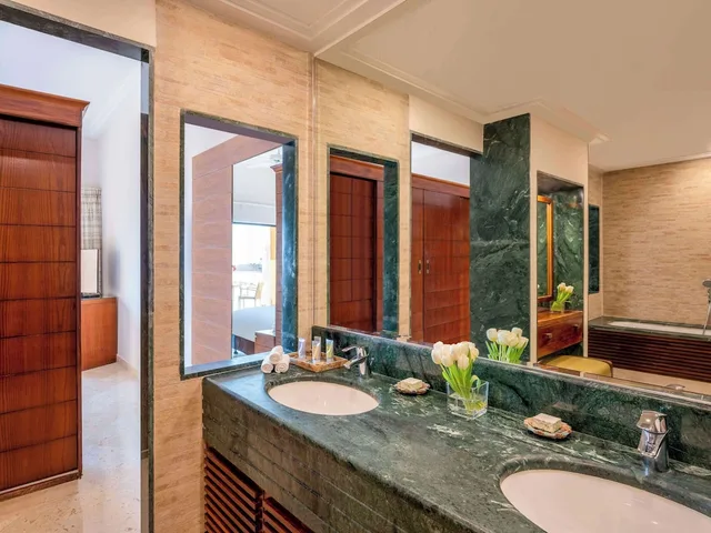 غرفة كلاسيكية بسرير كينج، Movenpick Resort and Spa Dead Sea 5/5